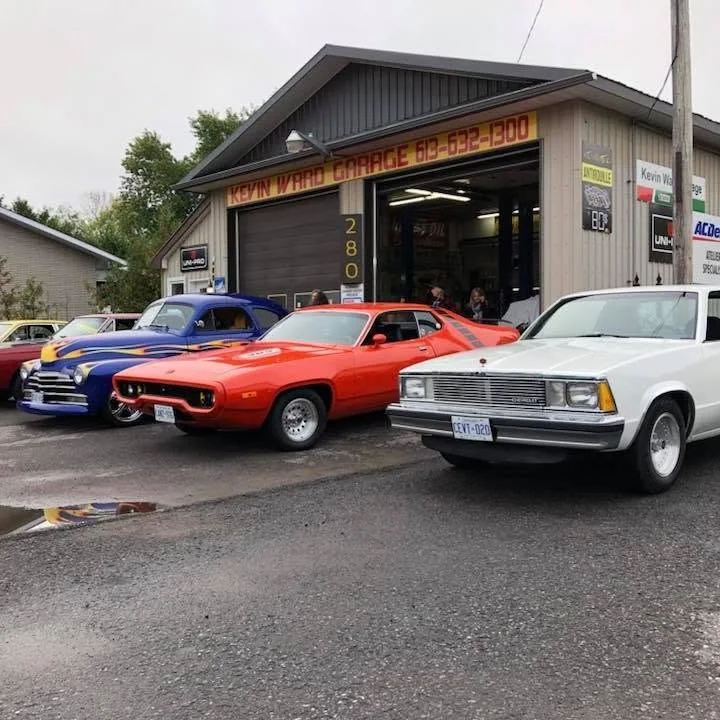 Le garage Kevin Ward, rue Gladstone à Hawkesbury, avec des voitures classiques devant les portes